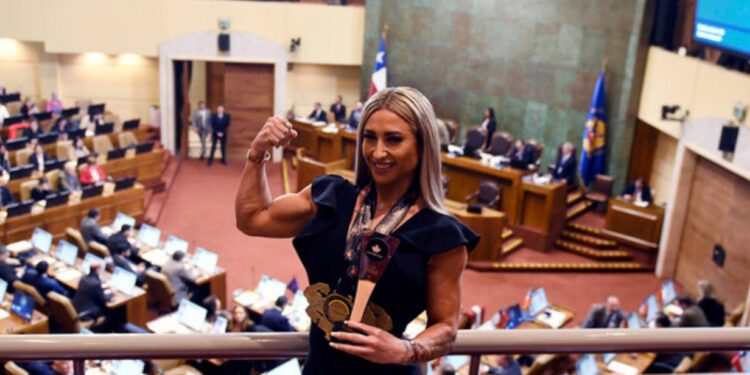 Nicole ‘Luli’ Moreno es homenajeada en el Congreso por sus éxitos internacionales en fisicoculturismo.