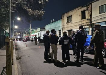 Hombre fallece por un disparo en la cabeza dentro de un automóvil en Recoleta.