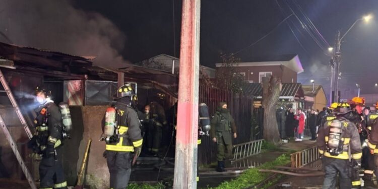 Tragedia en Talca: una madre y sus tres hijos pierden la vida en un incendio que destruyó dos casas.