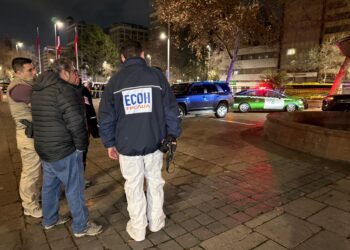 Aún no se ha identificado al joven que falleció tras un ataque armado frente a una iglesia en Santiago.