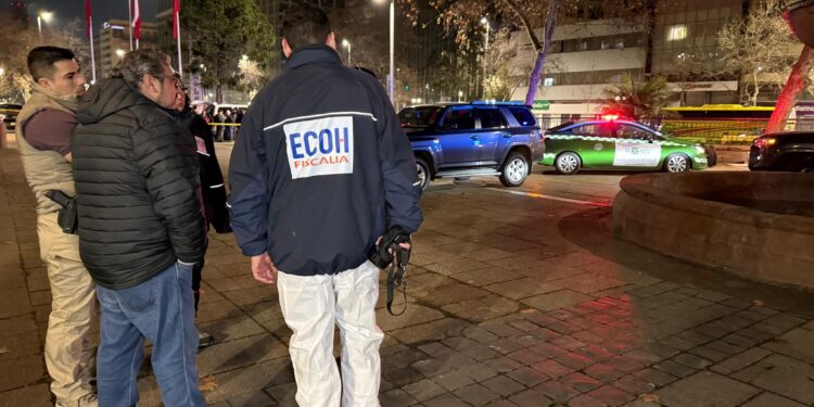 Aún no se ha identificado al joven que falleció tras un ataque armado frente a una iglesia en Santiago.