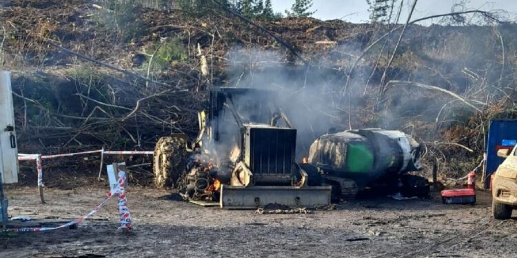 Ataque incendiario en Carahue arrasa con maquinaria forestal y intensifica el debate sobre la seguridad en La Araucanía.