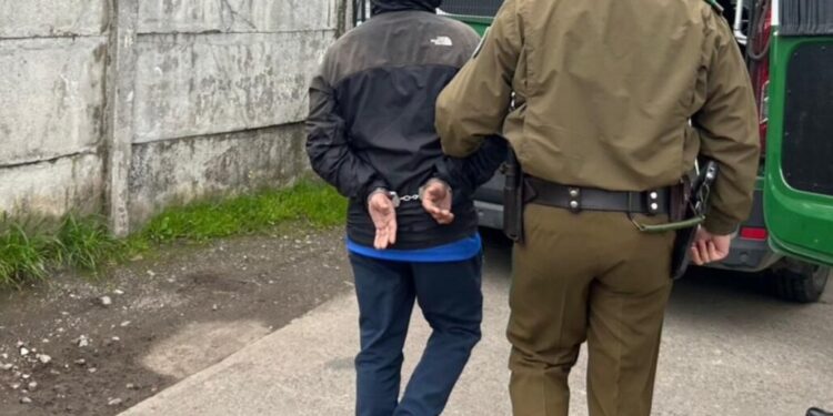 Delincuente fue apresado tras intentar atropellar a un carabinero en Los Ángeles: su fuga culminó en un accidente de tránsito.