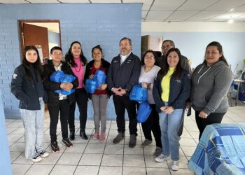 Buin: mujeres en situación de calle reciben kits de emergencia para su autocuidado.
