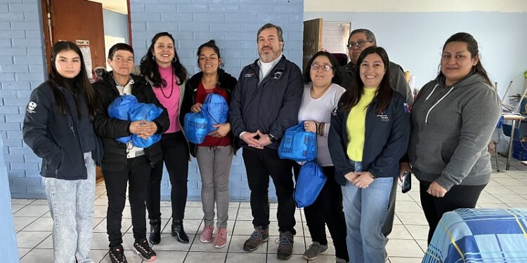 Buin: mujeres en situación de calle reciben kits de emergencia para su autocuidado.