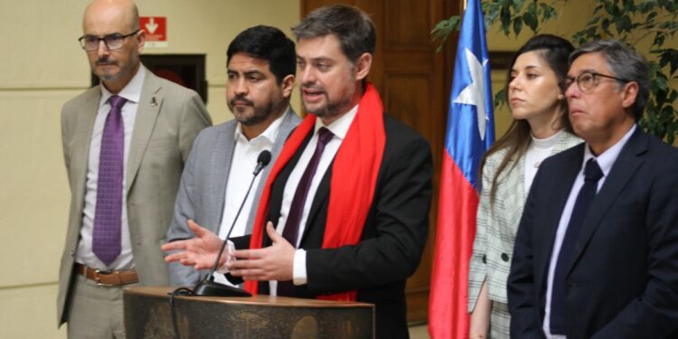 Fiscalía echará a andar investigación sobre red de desinformación digital.