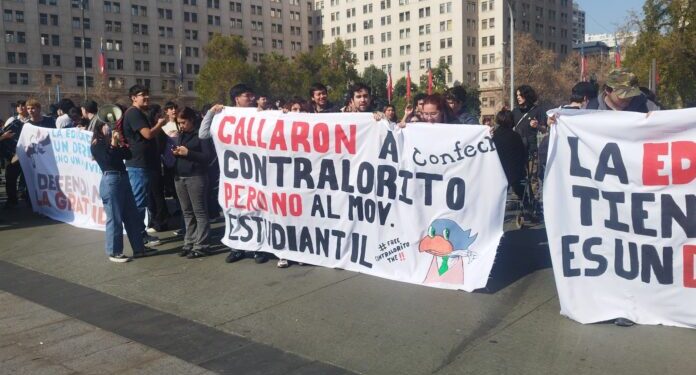 Estudiantes se manifiestan contra la Contraloría por el fallo sobre el uso de la T.N.E.