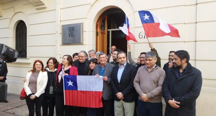 Bloques políticos presentan sus pactos electorales en el Servicio Electoral.