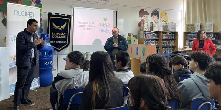 Reutilización de botellas PET en un colegio de San Bernardo.