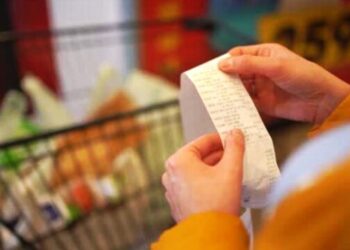 Incremento en el precio de electricidad y gasolina provoca un aumento del IPC del 0,9% en julio, superando las proyecciones.