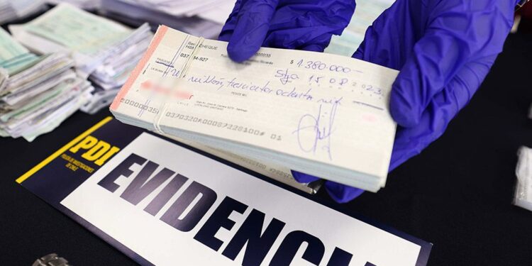 Detuvieron a una mujer en el centro de Linares por intentar comprar un auto con un cheque falsificado.