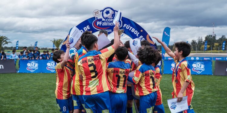 Los colegios San Esteban y San Ignacio destacan en la final regional de la Copa PFalimentos en Talca.