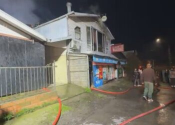 Incendio afecta un local comercial y una vivienda en Nacimiento; un bombero resultó herido tras caer.