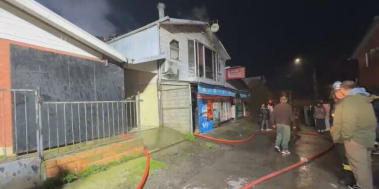 Incendio afecta un local comercial y una vivienda en Nacimiento; un bombero resultó herido tras caer.