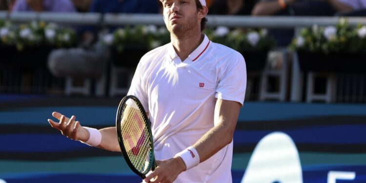 Jarry fue derrotado en su debut, sumando así un domingo negativo para el tenis chileno.