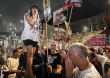 Miles de israelíes se manifiestan en las calles de Tel Aviv en contra del plan de ocupación de la ciudad de Gaza.