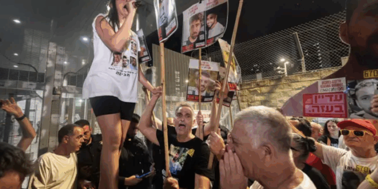 Miles de israelíes se manifiestan en las calles de Tel Aviv en contra del plan de ocupación de la ciudad de Gaza.