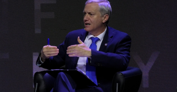 «Kast dice que el Congreso es importante, pero no tan clave, y eso desata críticas».