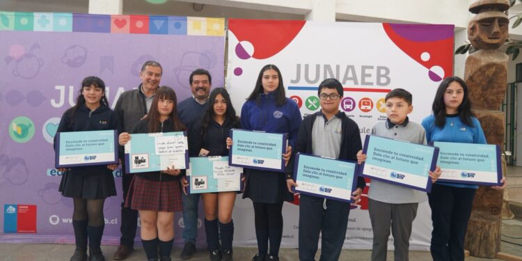 Licantén impulsa la educación digital: 88 estudiantes han recibido computadores a través de la Beca TIC 2025.