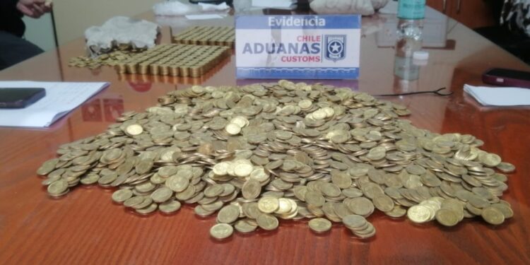 Aduanas confiscó una exportación sospechosa de más de 335 mil monedas de colección.