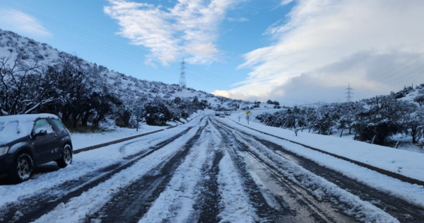 [COLINA] Delegación presidencial tiene cerrado el Pie Andino mientras esperan que quiten la nieve acumulada.