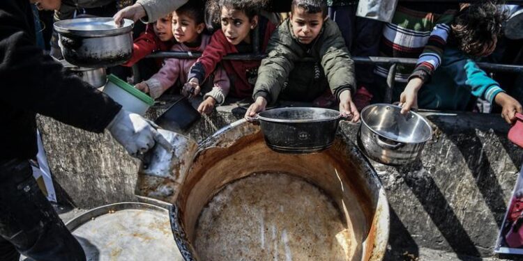 ONU advierte: más de 1.700 palestinos han fallecido al intentar recibir ayuda en Gaza.