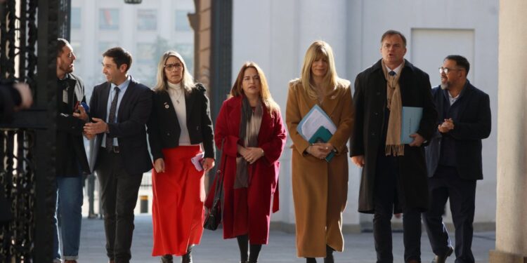 Chile Vamos y Demócratas formalizan acuerdo parlamentario.