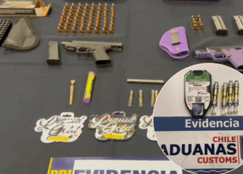 Atrapan en el aeropuerto de Santiago a dos gringas con armas y droga