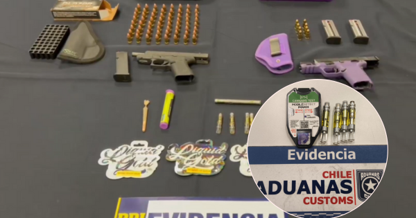 Atrapan en el aeropuerto de Santiago a dos gringas con armas y droga