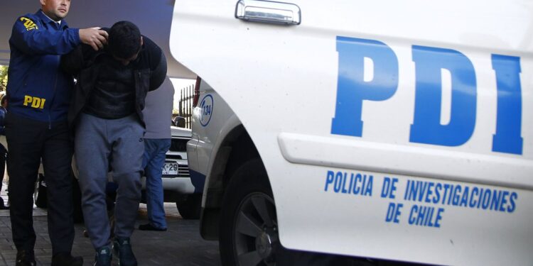 Arrestan a hombre por amenazar de muerte al alcalde de San Bernardo.