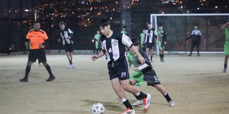 Inauguran obras remodeladas en la cancha La Campana del cerro Toro en Valparaíso.