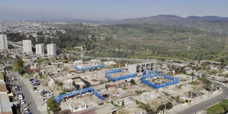 Comienza la reconstrucción de 52 viviendas y se entregan llaves del primer cuatripareo en el sector El Olivar de Viña del Mar.