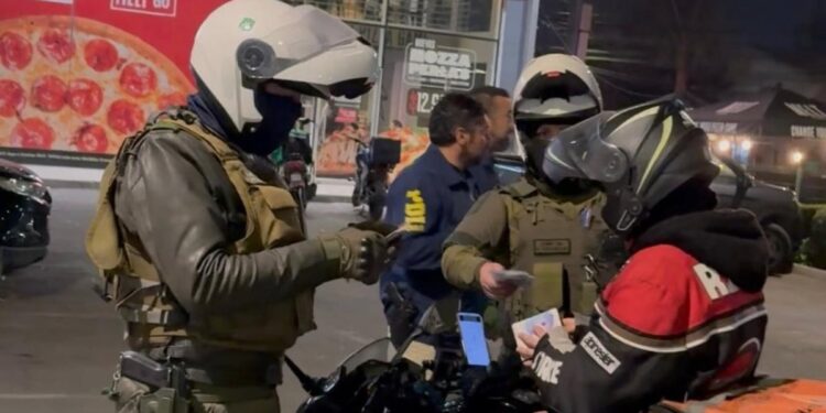 Seis personas arrestadas en la última «Ronda Impacto» de Carabineros en Villa Alemana, con 22 infracciones de tráfico registradas.