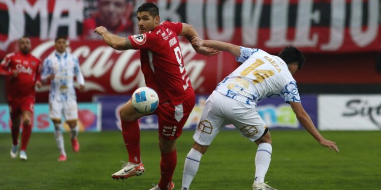 Everton no logró vencer a Ñublense en su visita a Chillán.