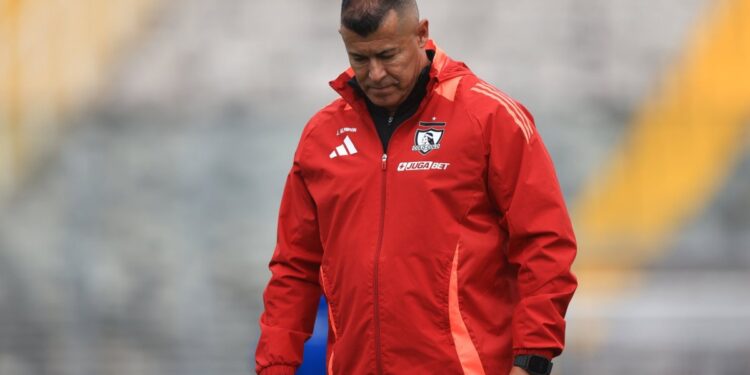 Informe arbitral señala «conducta inapropiada» de Jorge Almirón durante su expulsión frente a Huachipato.