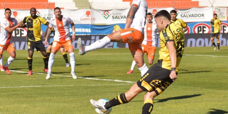 Coquimbo Unido sigue en racha: venció a Cobresal en el desierto y se consolida como líder.