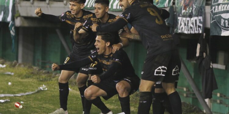 Santiago Wanderers celebra su aniversario y se posiciona como único líder.