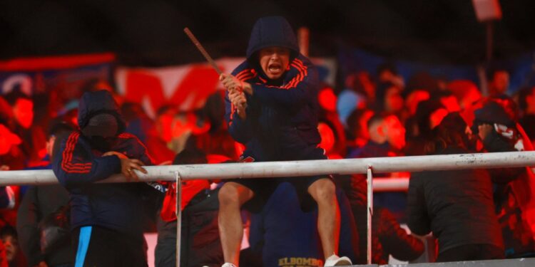 La Fiscalía argentina liberó a los 104 aficionados de la Universidad de Chile que habían sido detenidos tras los serios incidentes en Avellaneda.