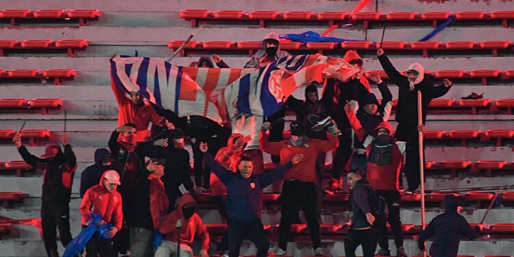 El presidente Boric anuncia que se han identificado a los agresores de hinchas de la U, quienes serán imputados por intento de homicidio.