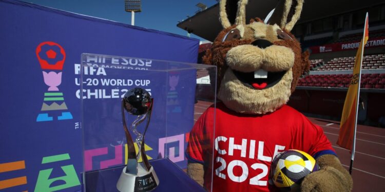 El trofeo del Mundial sub-20 recorrerá Chile desde La Tirana hasta Puerto Williams en septiembre.