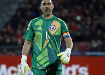 El futuro de Claudio Bravo: El portero no descarta asumir un rol en Colo Colo después de retirarse del fútbol.