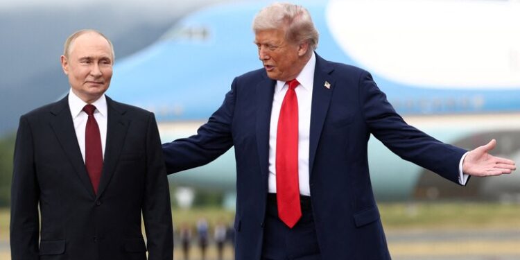 Trump se reúne con Putin en una base aérea en Alaska.