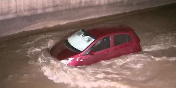 Pareja se precipita con su automóvil al canal San Carlos durante una clase de manejo en La Florida: ambos estaban alcoholizados.