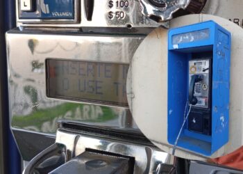 Los últimos teléfonos públicos en Los Ángeles: La historia detrás de una llamada.