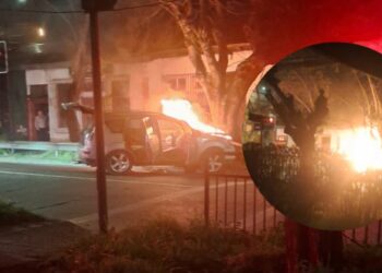 Accidente en el centro de Los Ángeles provoca un vehículo en llamas.