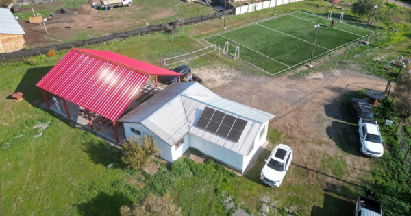 En Quilapilún Alto, se lanza tótem solar comunitario para proveer electricidad en emergencias