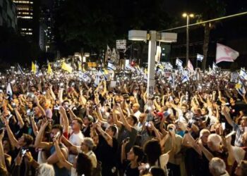 Alrededor de 350 mil israelíes se manifestaron en las calles de Tel Aviv exigiendo un alto el fuego en Gaza.