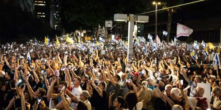 Alrededor de 350 mil israelíes se manifestaron en las calles de Tel Aviv exigiendo un alto el fuego en Gaza.