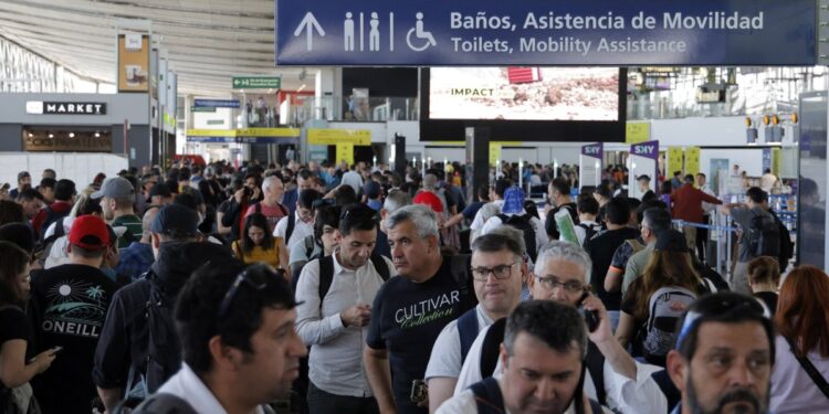 El tráfico aéreo internacional aumentó un 4,6% en julio, impulsado por las rutas hacia Brasil.