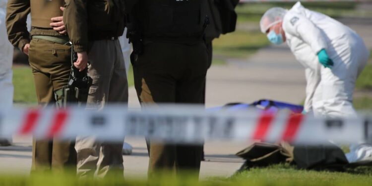 Pichilemu: paracaidista muere tras caer en la calle.